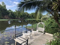 Mooi hotel en riviertuin