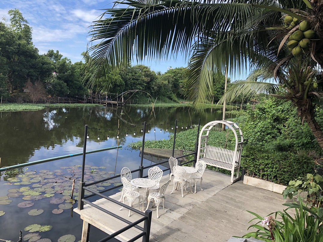 Mooi hotel en riviertuin