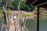 Bamboebrug over de Nam Khan rivier