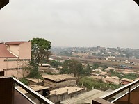 Blik over stad vanuit hotel