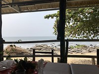 Uitzicht vanuit lunchtentje aan strand