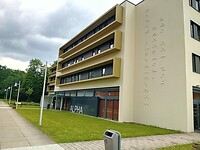 hoofdgebouw, hier zijn ook de kamers