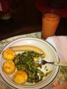 Ontbijt (banaan, fried dumplings en saltfish)