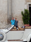 De trouwauto en 2 knapperds
