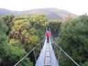 De swingbridge aan de Freshwater Hut