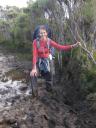 Julie die vastzit in de modder van Stewart Island