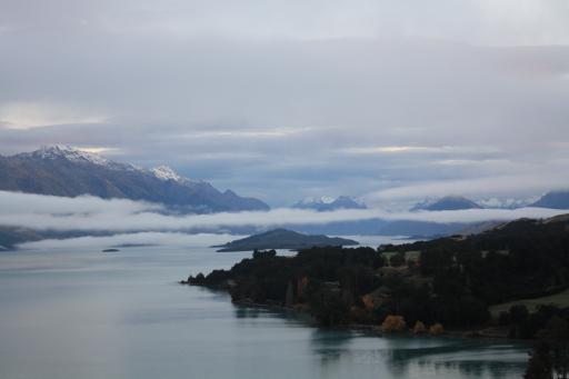 Uitzicht over Lake Wakatipu 's morgens vroeg