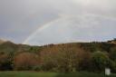 's Morgens opstaan met een regenboog
