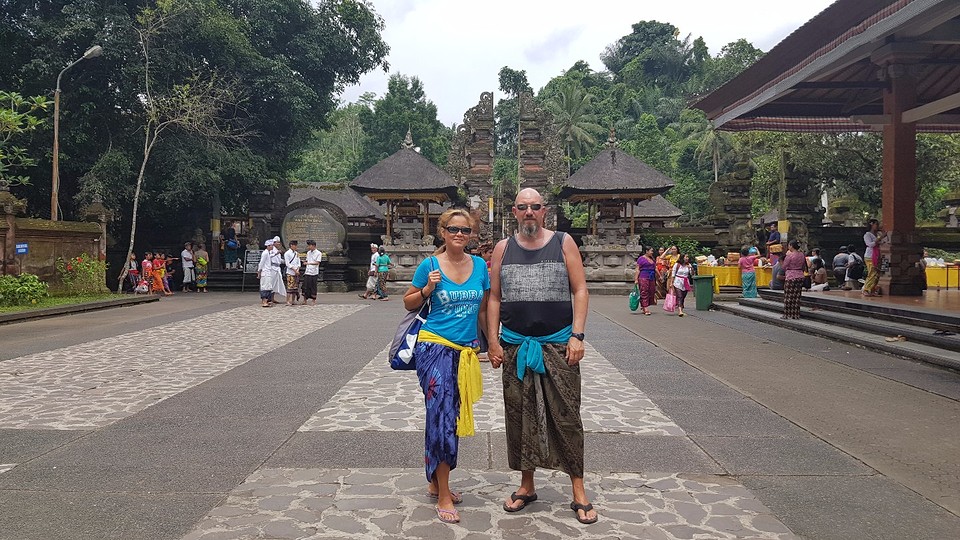 Samen in (sarong)stijl in Hindoe tempel