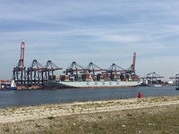 Met industrie, opslag en schepen.