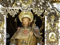 en omarmen de Heilige Jacobus boven het enorme altaar