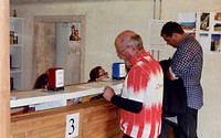 Adriaan laat zijn pelgrimspaspoort controleren
