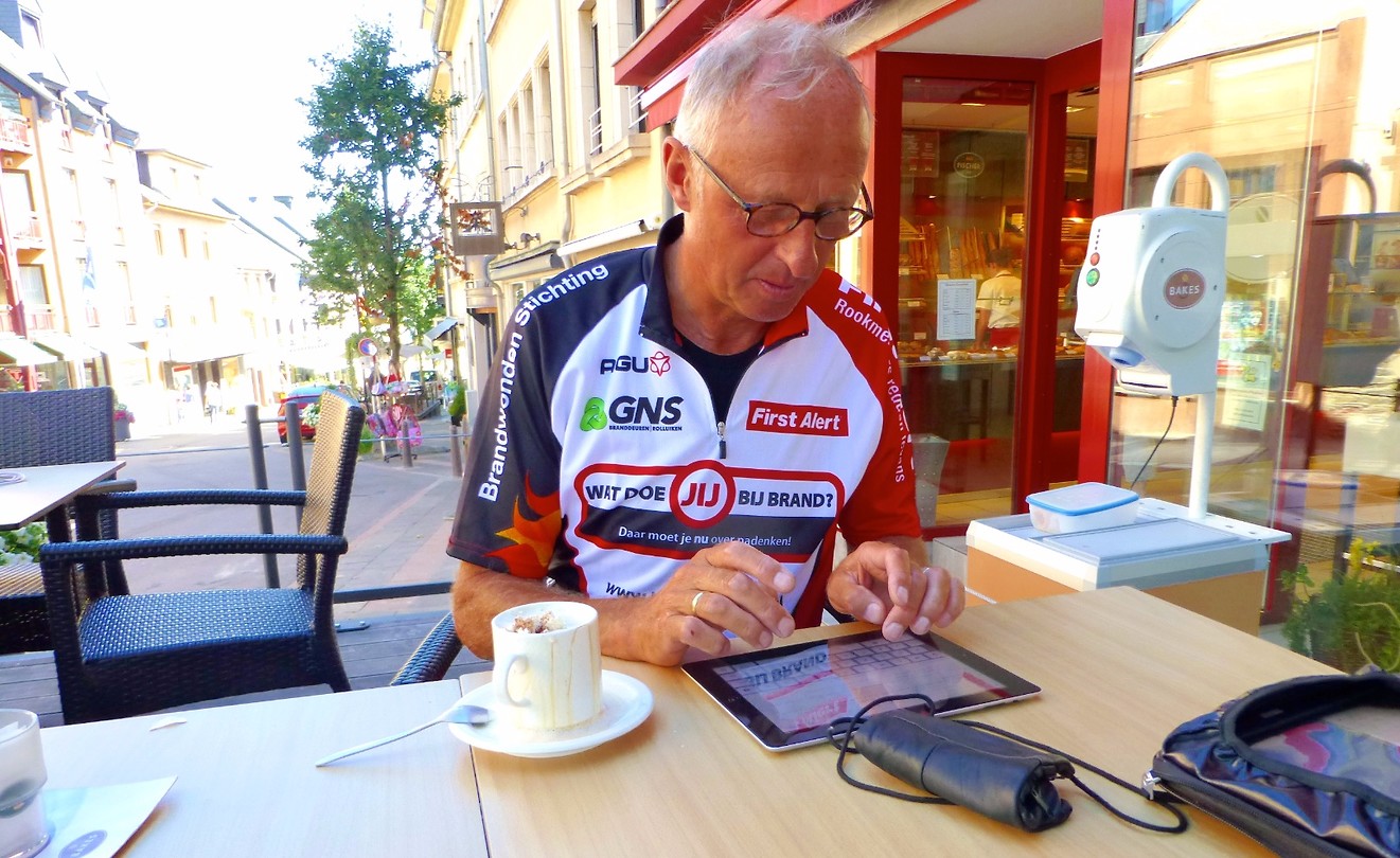 Gert schrijft alvast het dagverslag tijdens de koffie in Wiltz