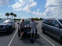 Frans en Yvonne op de parkeerplaats bij Kennedy space center. (Die auto is niet van hun hoor))