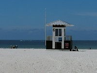 Weinig mensen op het strand. Ondanks de warmte is het seizoen voorbij.