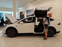 We kunnen het niet laten. Frans komt 25 euro tekort voor deze Tesla.