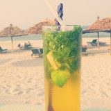 lekker genieten van een mojito op het strand