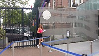 Bij het consulaat