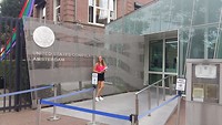 Bij het consulaat