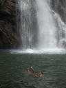 Zwemmen onder de waterval