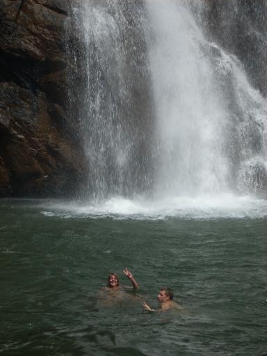 Zwemmen onder de waterval