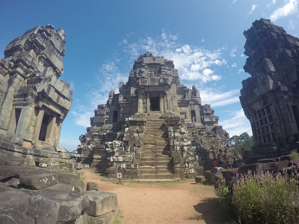 Climbing the stairs of the Takeo temple was a real workout Foto