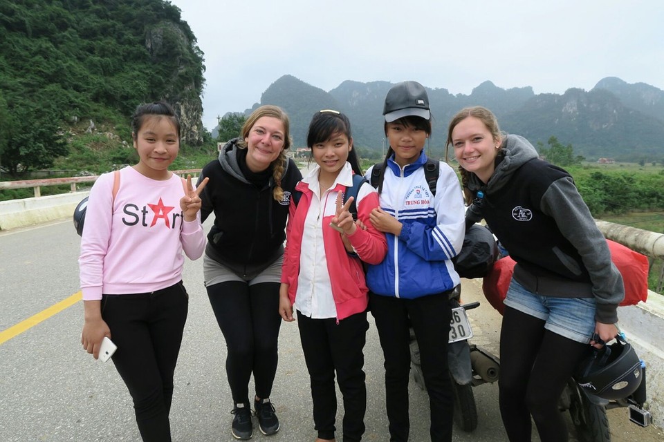 Photo with Vietnamese schoolkids! No we're not 2 touringguides... just found two fitting hoodies!