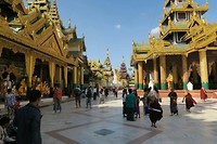 Lots of people (and gold!) at the Shwedagon Pagoda!