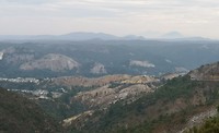 Kijk hoe de weg tussen de bergen loopt bij Queenstown