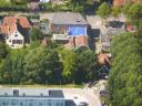 Ons huis achter het blauwe zijl van de buurman.