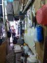 1 van de vele super smalle winkeltjes in Hanoi