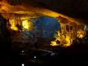 Indrukwekkende grot in eiland van Ha Long Bay