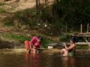 vrouwen kinderen baden