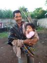 Een van de familieleden van ons hotel in Ruteng