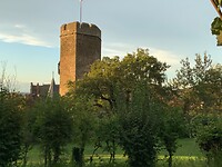 De Burg Lahneck naast de camping