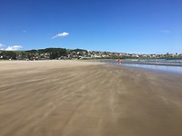 Het zand waait over het strand