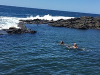 Mama en Tess in de rock pool