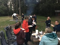Cake van Annelies aan iedereen uitdelen