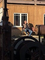 Op een bankje bij het historisch museum