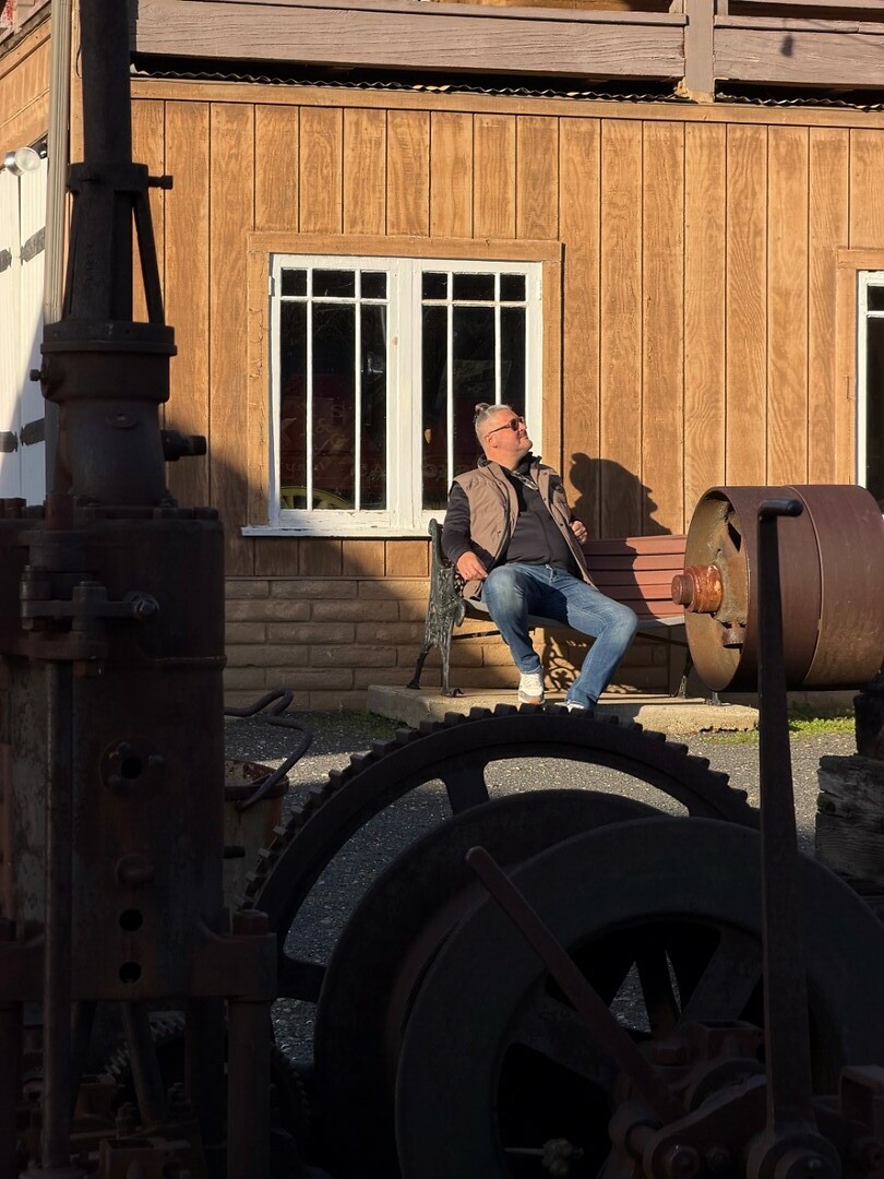 Op een bankje bij het historisch museum