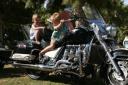 Bas en Laura op de motor van 'Bear'