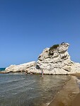 Strand met krijtrotsen bij de camping