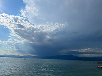Dreigende lucht aan het meer