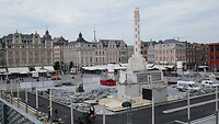 Voor het trein station