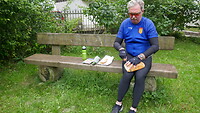 Koud lunchen op een bankje