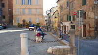 Voor het hotel in Siena