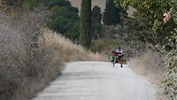 Fiets naar boven duwen op strada Bianci