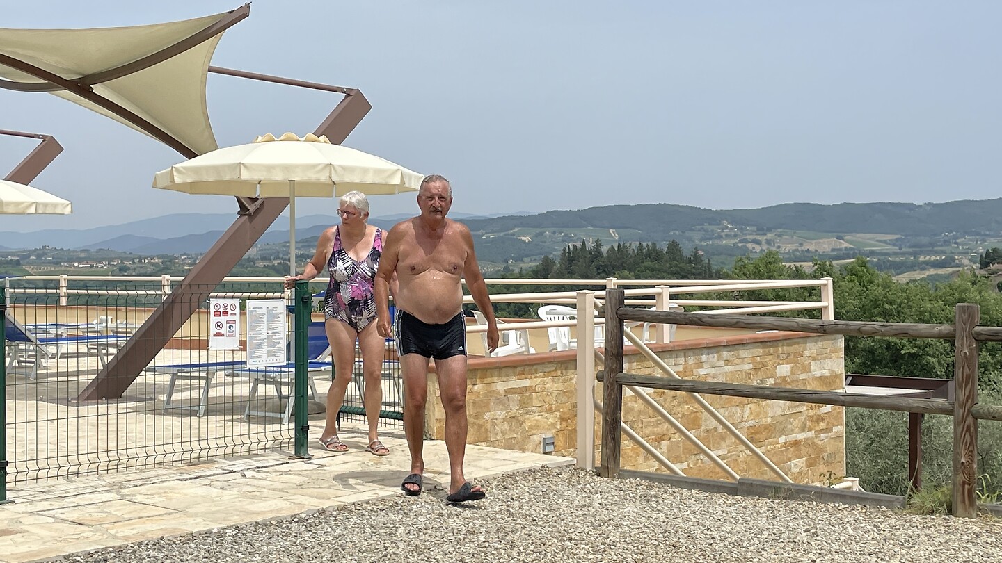 Zwembad met uitzicht op het Toscaanse landschap