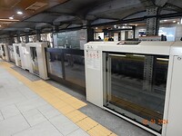31. Poortjes waar de deuren van de metro komen