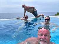 72. Poseren